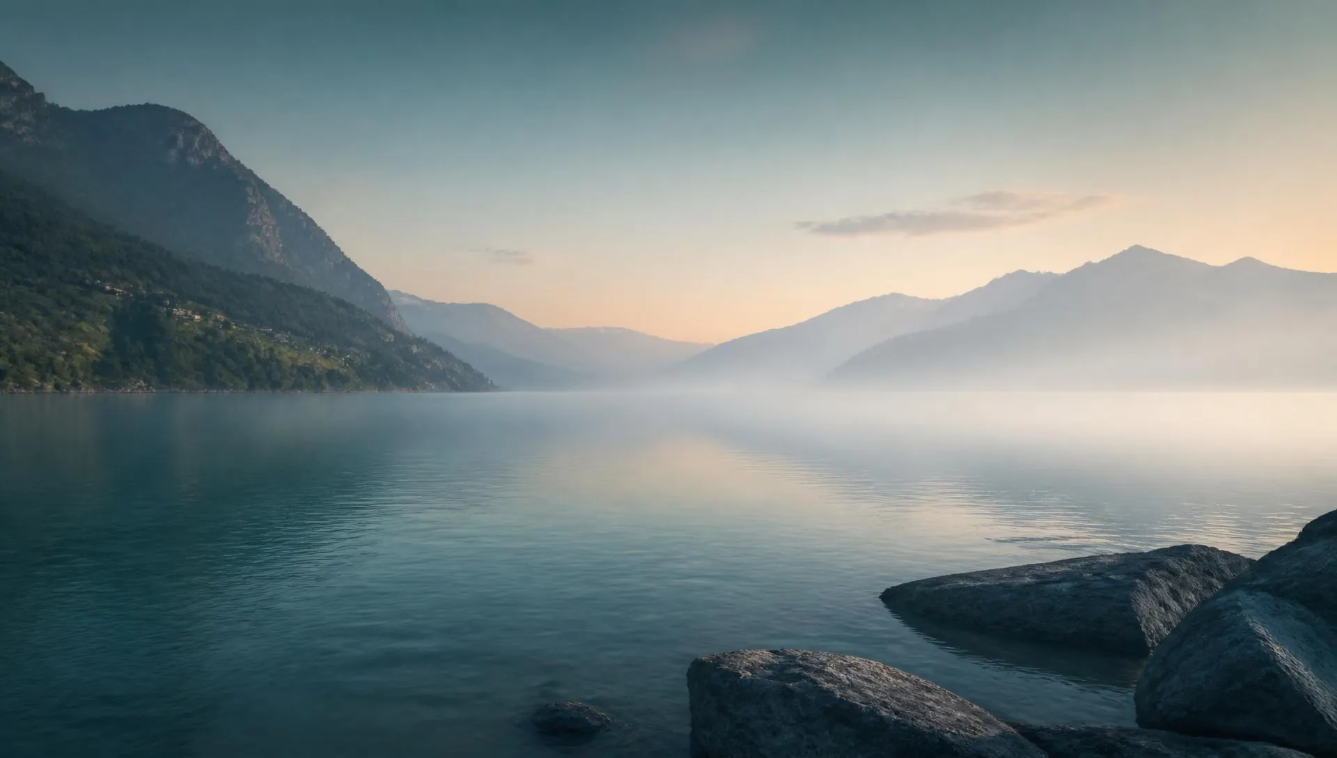 Brume calme sur le lac à l'aube